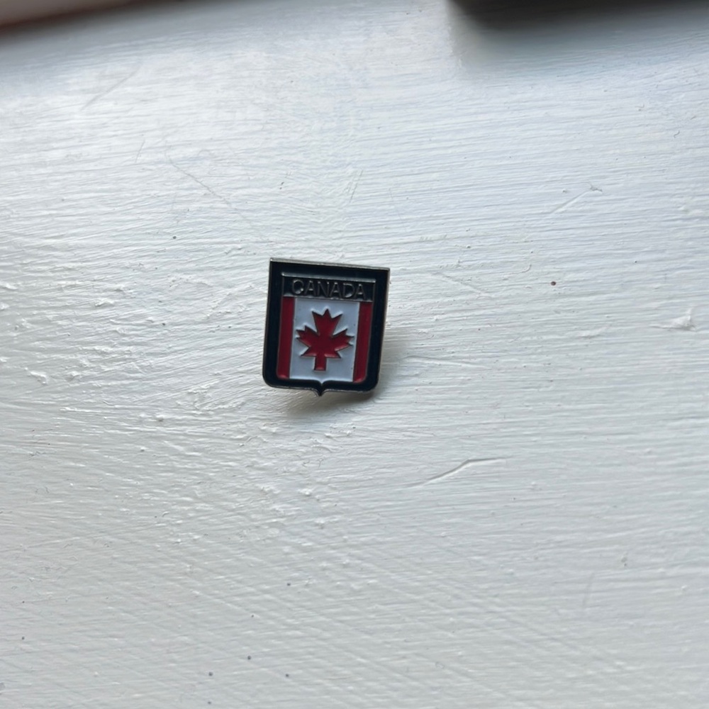 CANADA LEAF COLLECTOR PIN